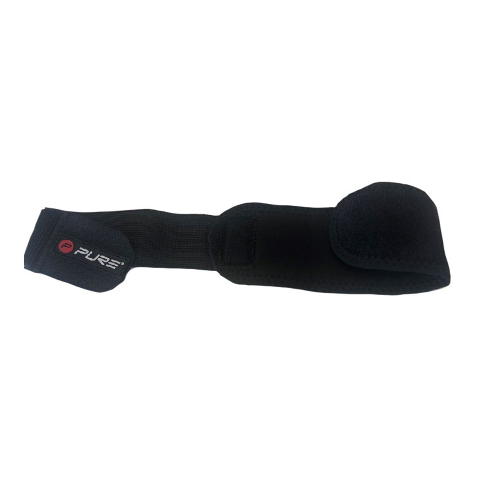 Il tutore per polso Pure2Improve in neoprene nero è allungato e ha una chiusura in velcro. Il logo Pure e una 'R' rossa sono applicati su un'etichetta. Il prodotto è progettato per il supporto del polso.