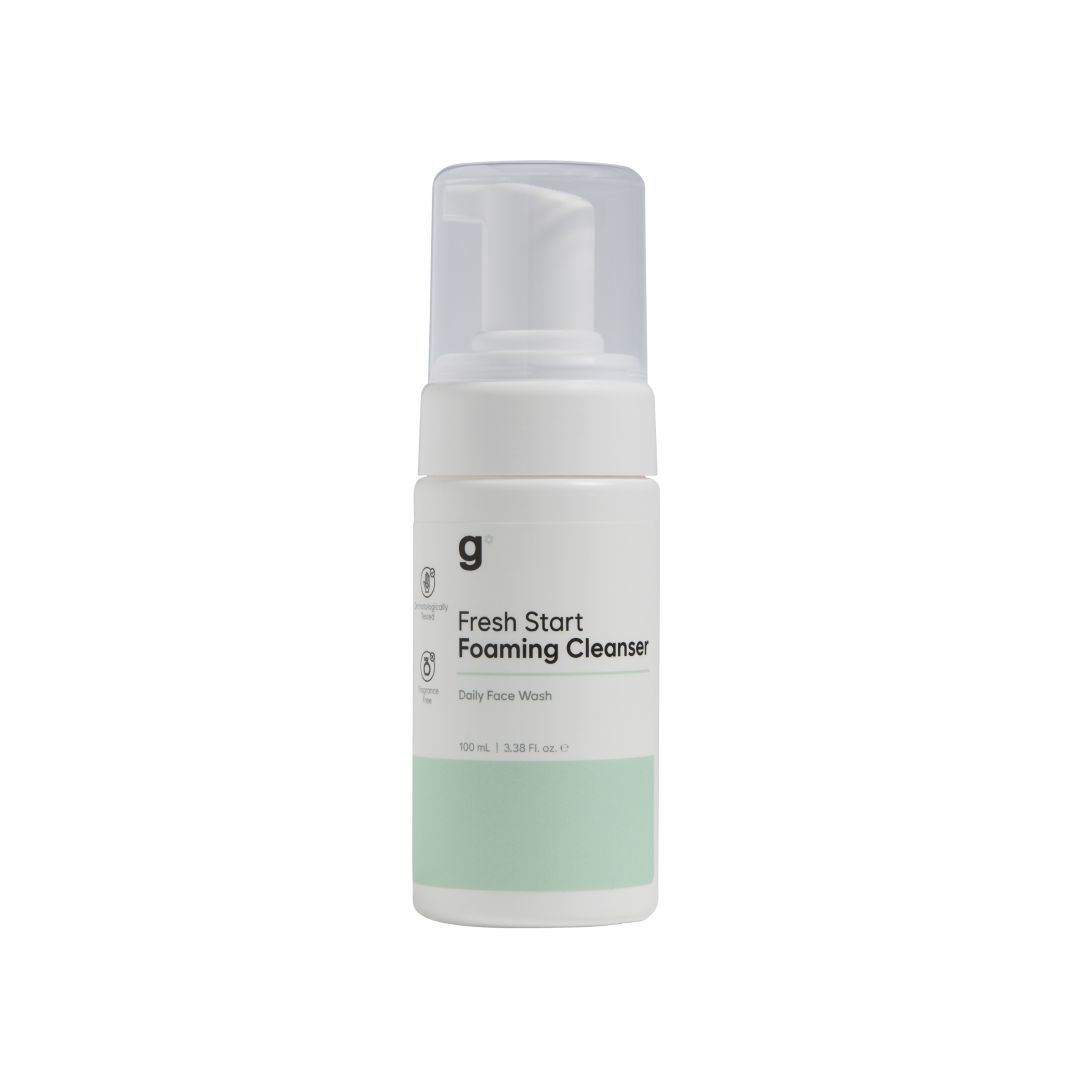 Weiße Flasche mit Pumpverschluss. Aufschrift: Fresh Start Foaming Cleanser. Grün-weiße Farbgebung. Enthält Logo.