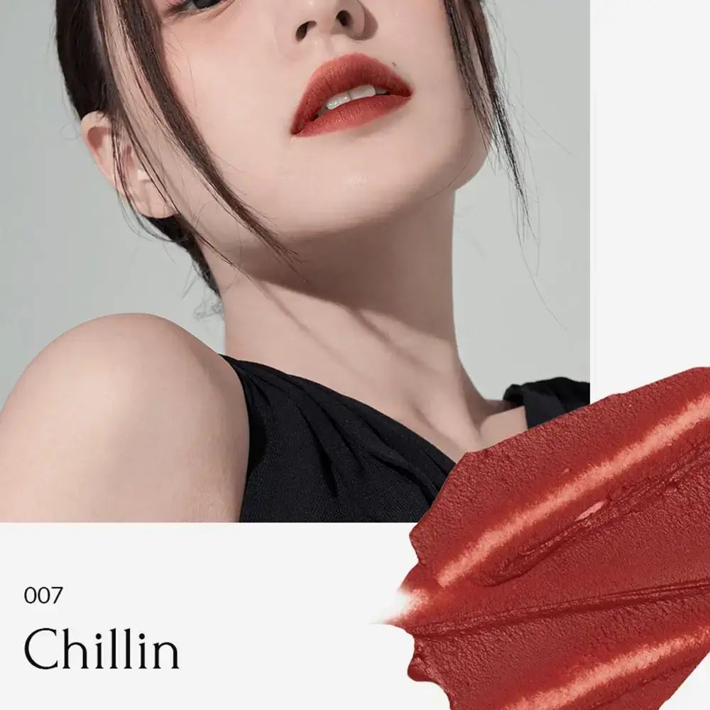 Lippen mit Lippenstift. Farbe: 007 Chillin. Textur auf Papier. Marke und Farbname sichtbar.