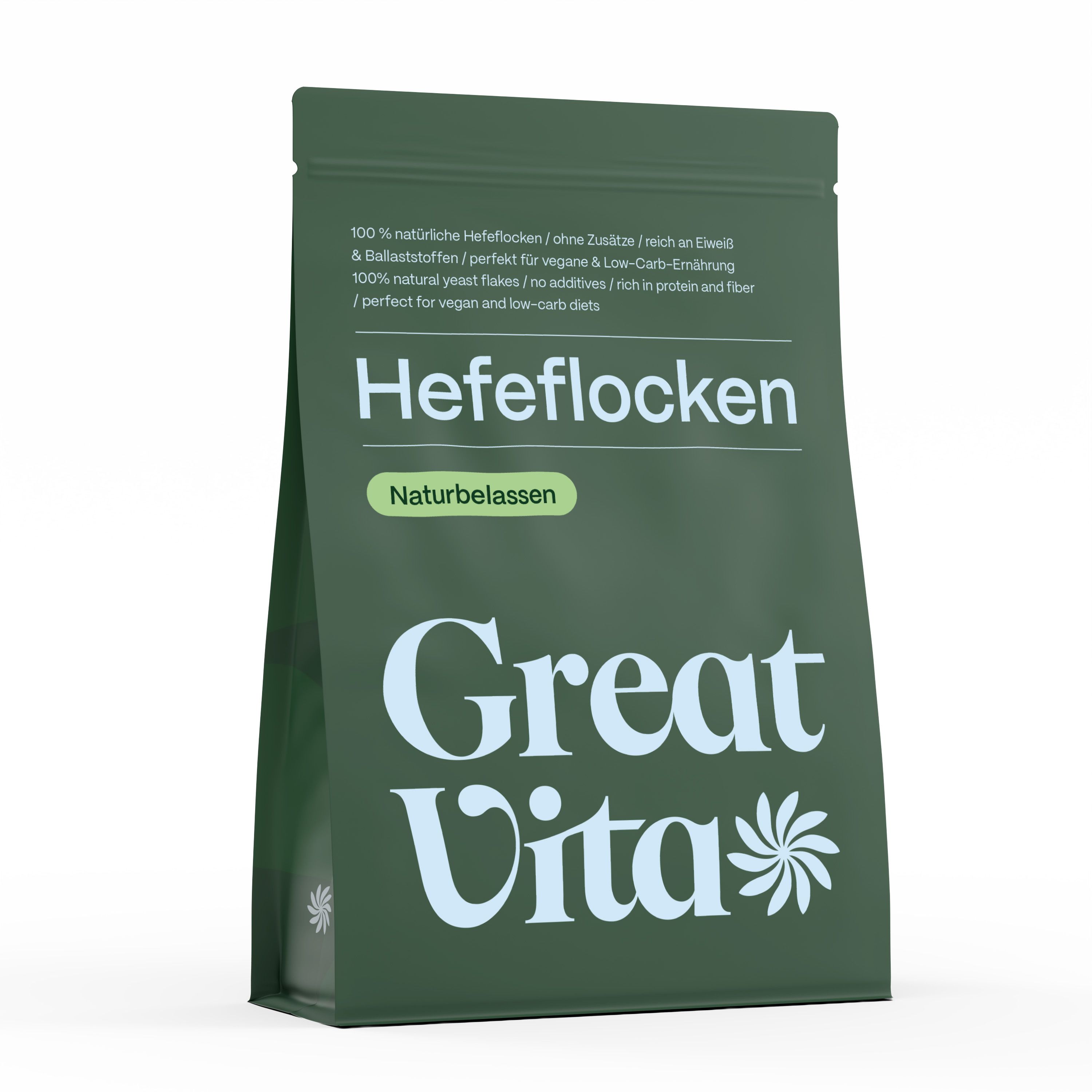 Grüne Verpackung mit Hefeflocken. Aufschrift: Hefeflocken, Great Vita. Text: 100% natürliche Hefeflocken, perfekt für vegane und Low-Carb-Ernährung.