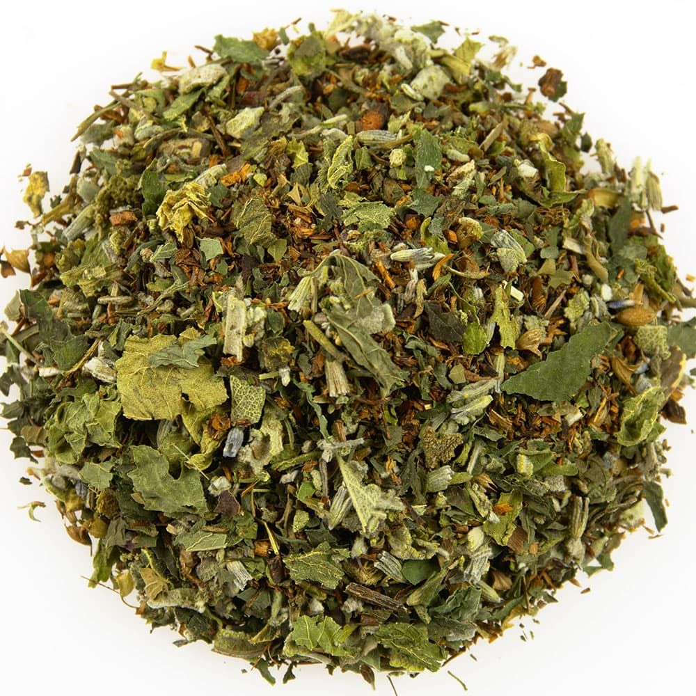 Haufen loser Kräutermischung. Verschiedene getrocknete Blätter und Kräuter.