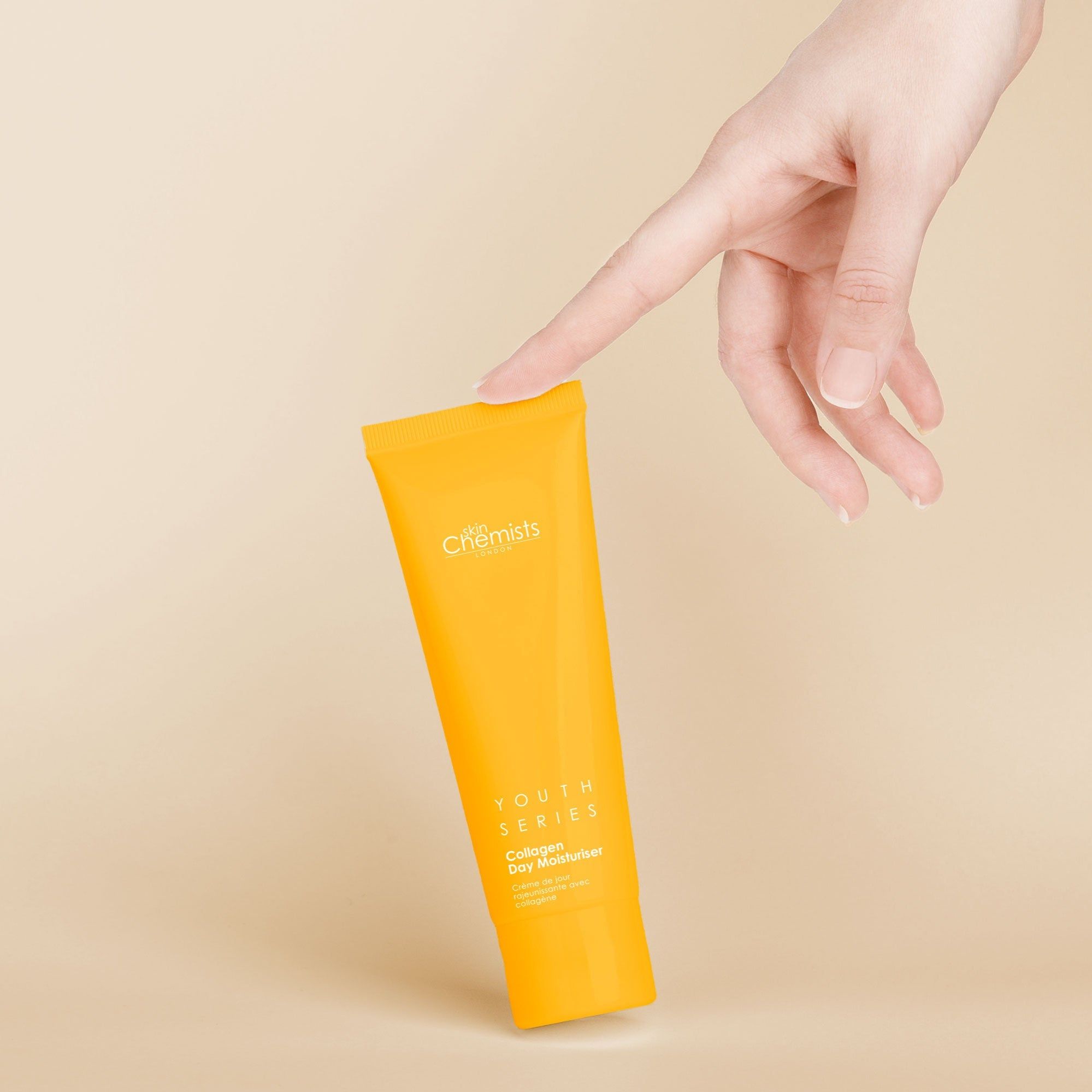 Gelbe Tube, gehalten von einer Hand. Aufschrift: SkinChemists, Youth Series, Collagen Day Moisturiser.