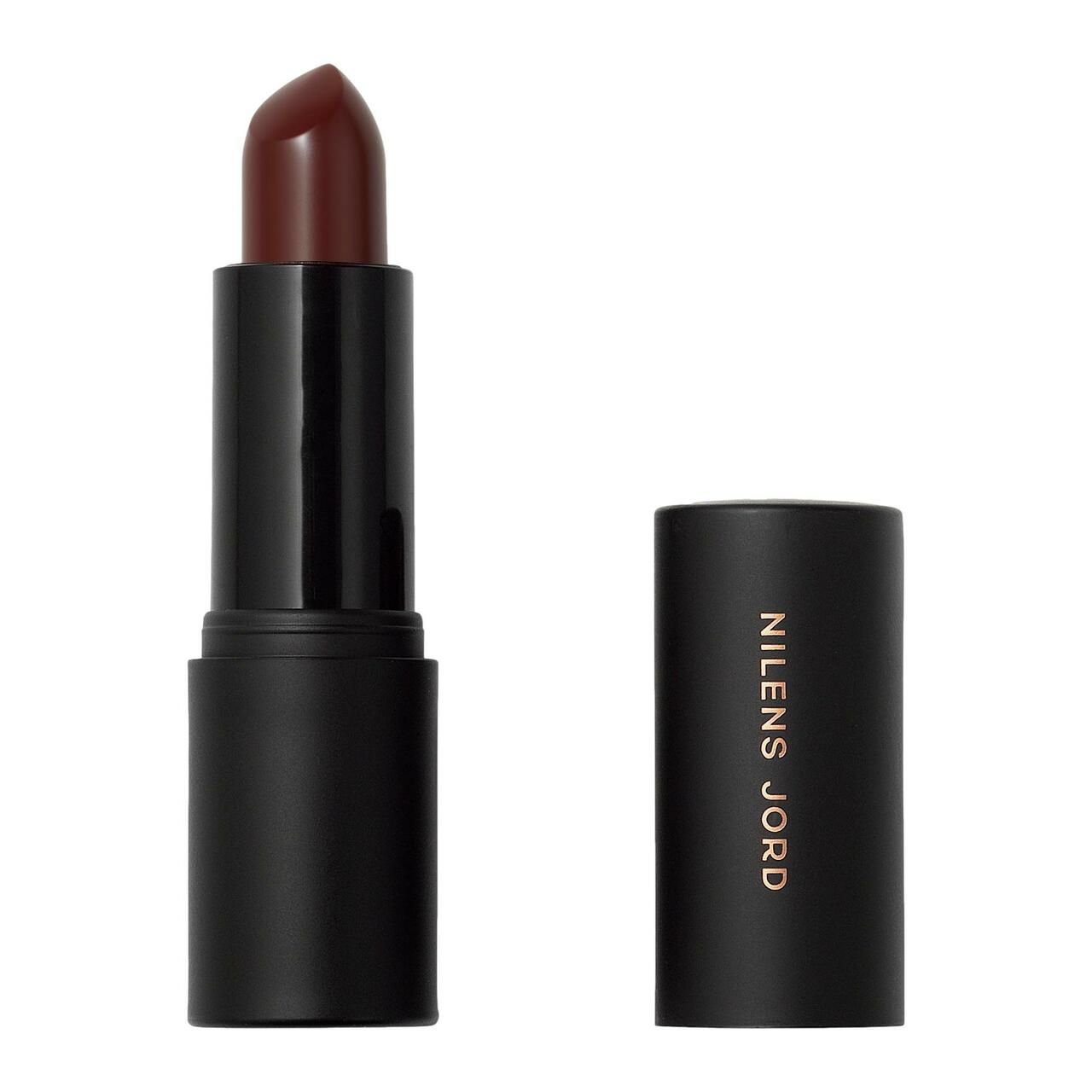Offener Lippenstift von Nilens Jord. Schwarze Hülse, dunkelroter Lippenstift. Deckel daneben.