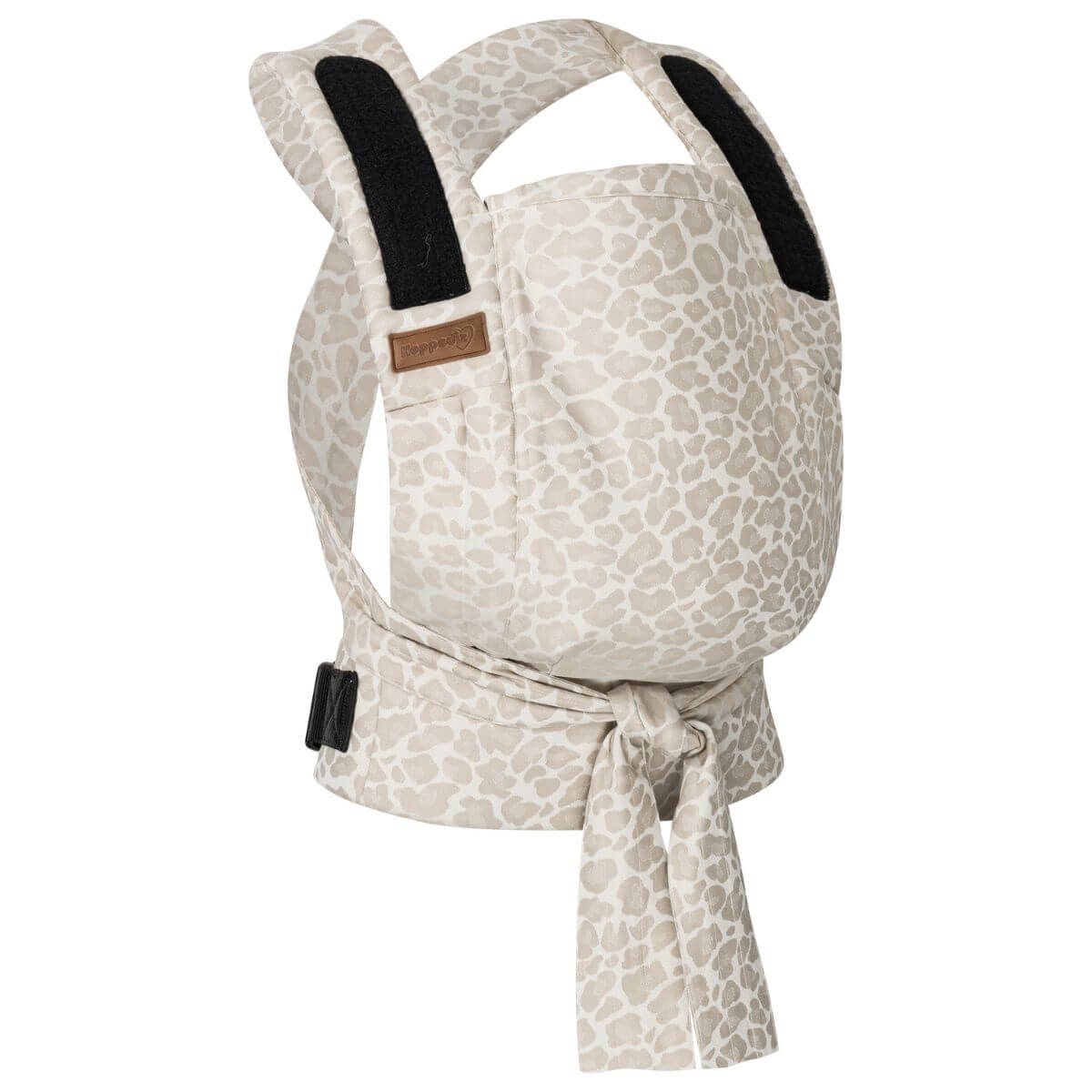 Babytrage mit beigem Leopardenmuster. Schwarze Schultergurte und Schnallen. Braunes Logo-Etikett.