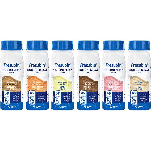 Sechs Flaschen FRESUBIN Protein Energy Drink in verschiedenen Geschmacksrichtungen. Blaue Deckel, weiße Etiketten mit Produktinformationen.