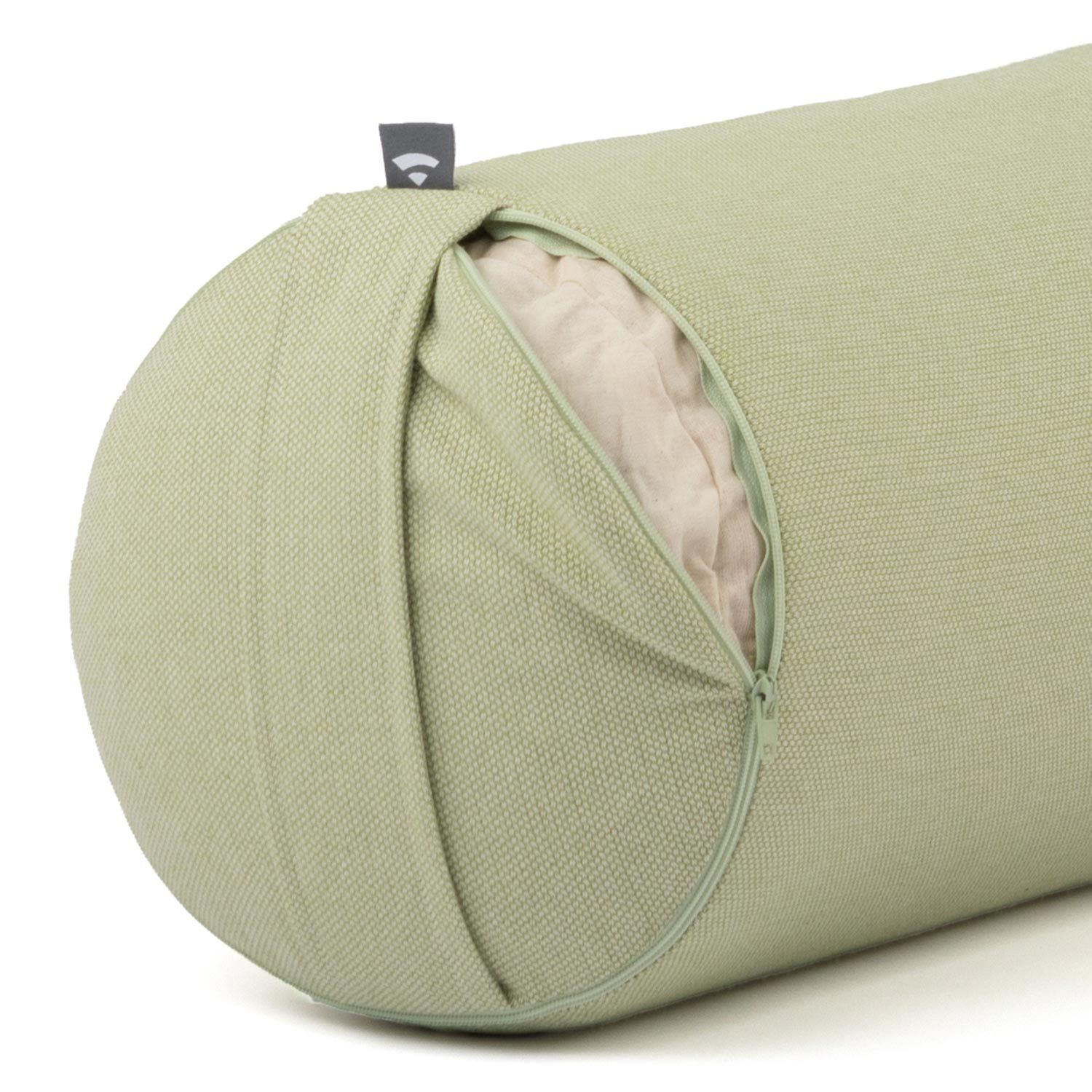 Hellgrünes Yoga-Bolster mit Reißverschluss an einem Ende. Innenfüllung sichtbar. Kleines Label.