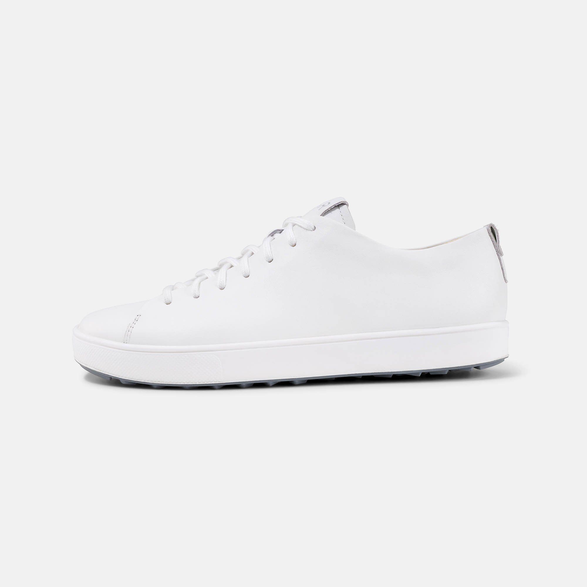 Weißer Schnürschuh. Glattes Leder, helle Sohle. BÄR-Logo auf der Zunge.