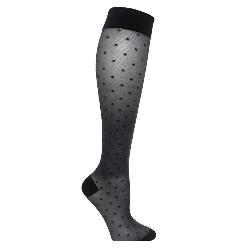 Schwarze Nylon-Kniestrümpfe mit schwarzen Punkten. Blick von der Seite, auf weißem Hintergrund.