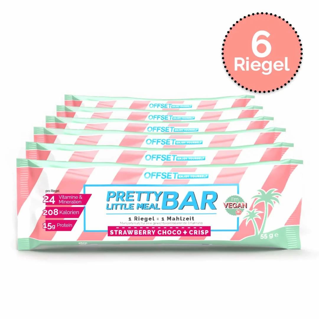 Sechs Riegel in Verpackung. Aufschrift: Pretty Little Meal Bar Strawberry Choco + Crisp. Vegan. 65g.