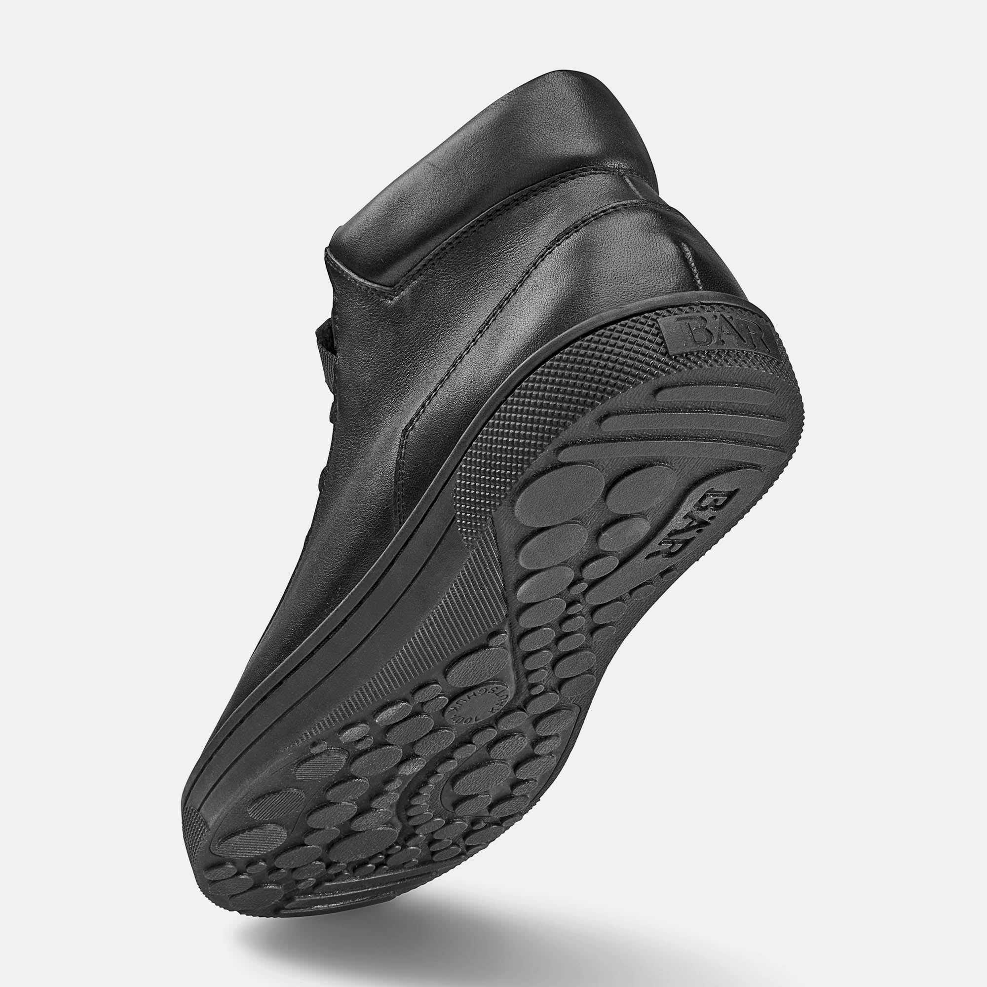 Schwarze Stiefelette. Profilierte Sohle. BÄR-Logo auf der Sohle.