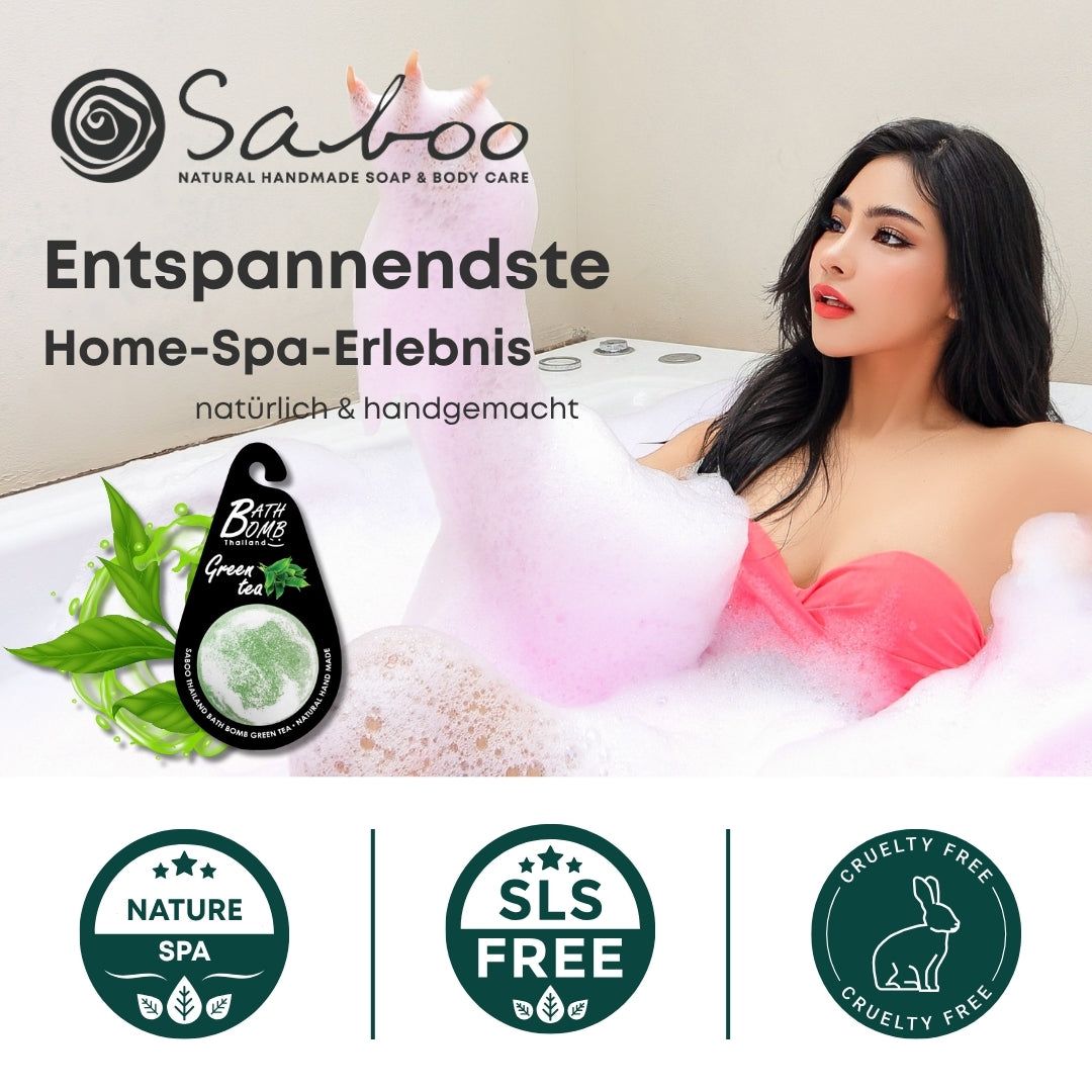 Frau in Badewanne mit Schaum. Produkt-Anhänger mit grüner Tee Bad Bombe. Logos: Nature Spa, SLS Free, Cruelty Free.