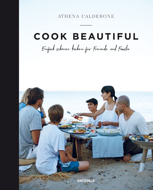 Buchcover mit Titel COOK BEAUTIFUL und Autorin Athena Calderone. Szene: Familie am Strand beim Essen.
