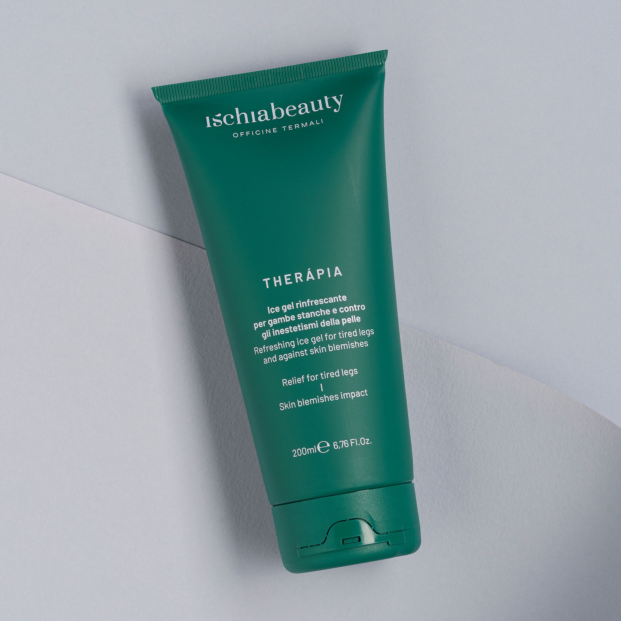 Grüne Tube mit Text. Schriftzug: ischiabeauty. Produktname: THERAPIA. Text in Italienisch und Englisch. 200ml.