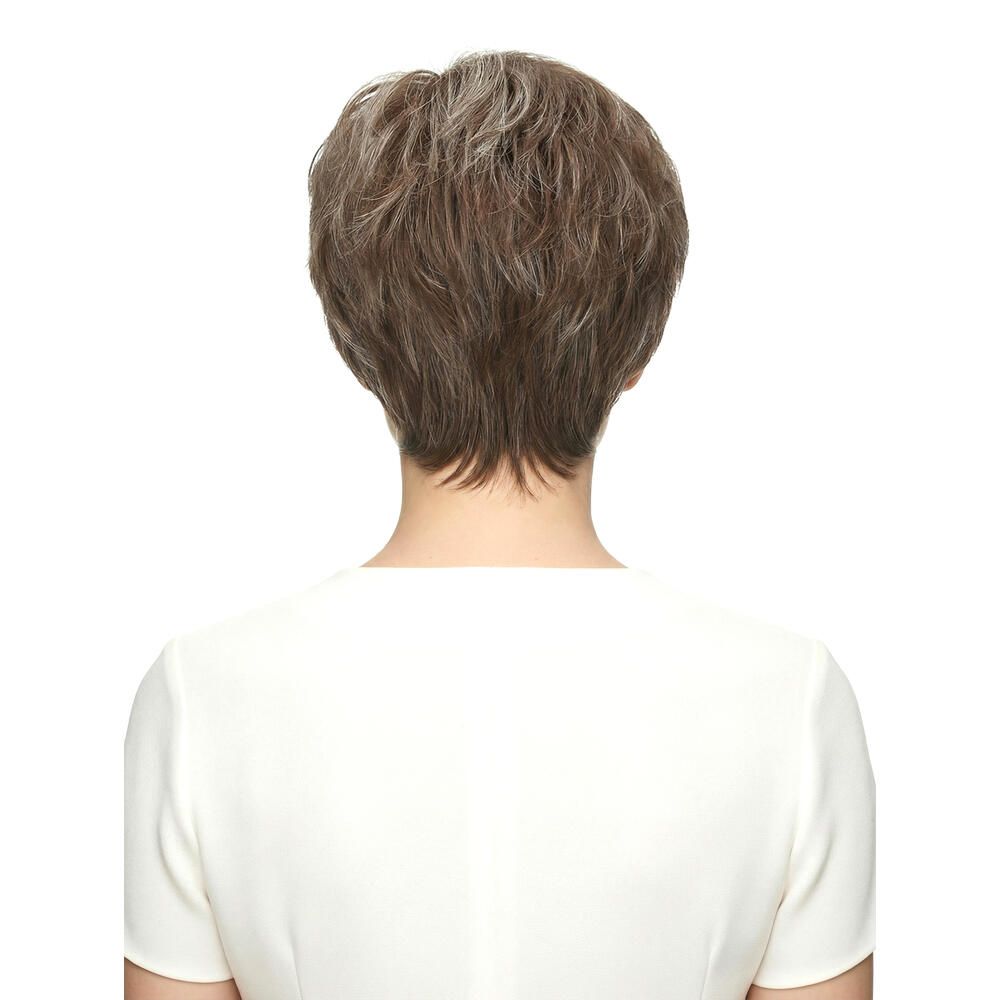 Rückansicht einer Kurzhaarperücke mit braun-grauen Strähnen. Frau mit weißem Oberteil.