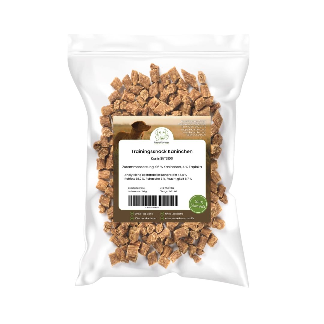 Haufen von Trainingssnacks mit Kaninchengeschmack auf weißem Hintergrund.