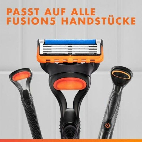 Drei Rasierer mit Gillette Fusion5 Klingen. Der mittlere Rasierer zeigt die Klingen. Aufschrift: Passt auf alle Fusion5 Handstücke.