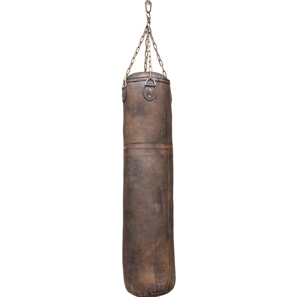 Brauner Boxsack aus Leder, an Ketten aufgehängt. Zylindrische Form, Vintage-Look. Logo unten.