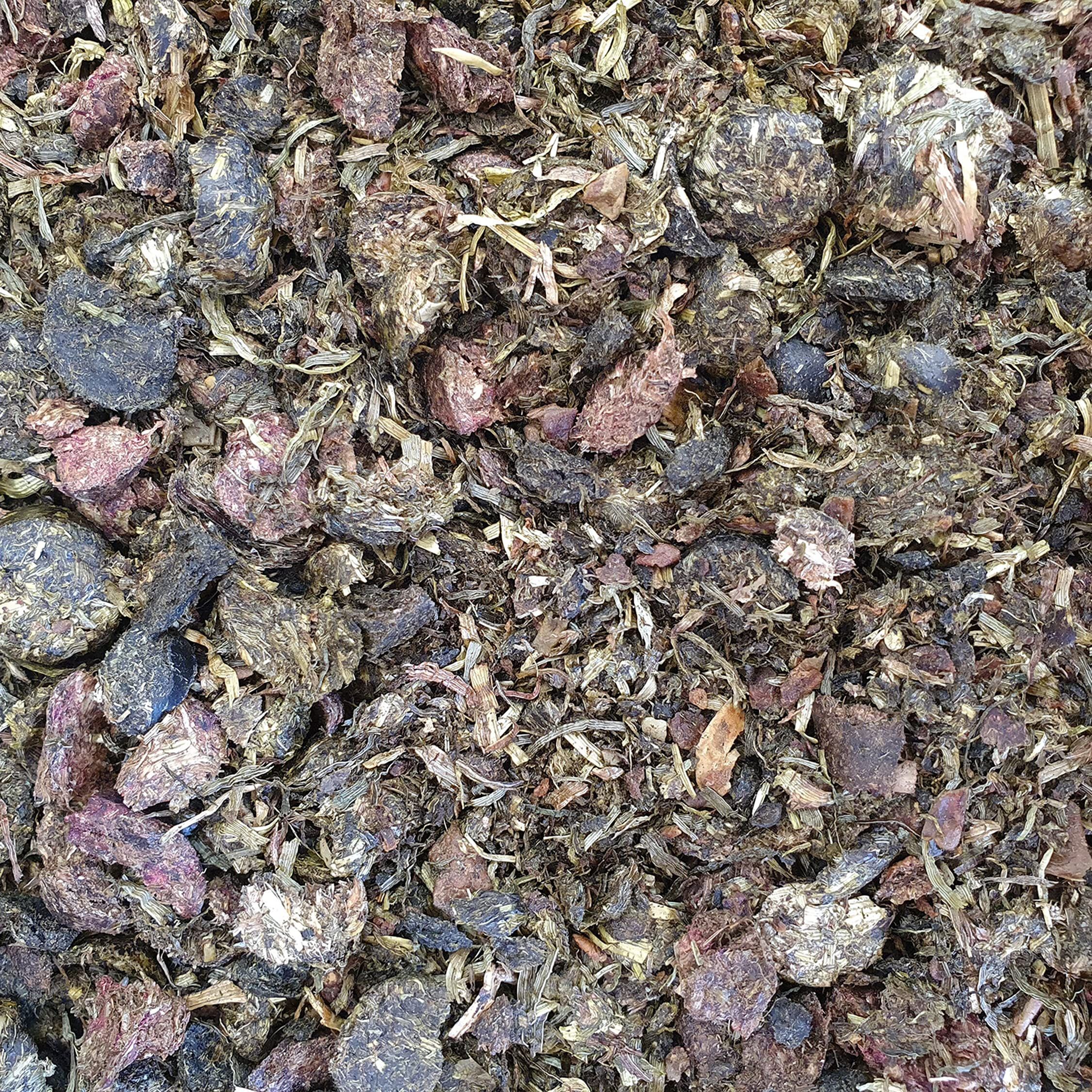 Pferdefutter Mash, braune und grüne Bestandteile, Nahaufnahme.