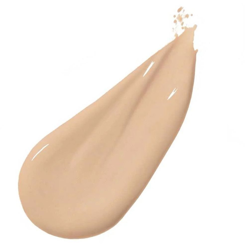 Heller flüssiger Foundation-Farbton. Tropfenförmiger Auftrag mit glänzender Textur. Auf hellem Hintergrund.