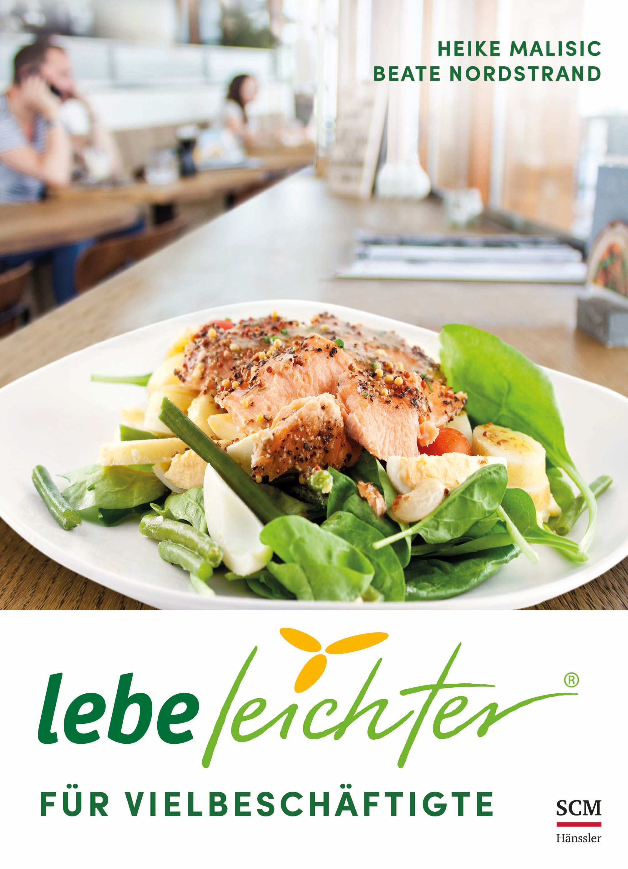 Buchcover mit Salat und Lachs. Titel: Lebe leichter für Vielbeschäftigte. Autoren: Heike Malisic, Beate Nordstrand. Verlag: SCM Hänssler.