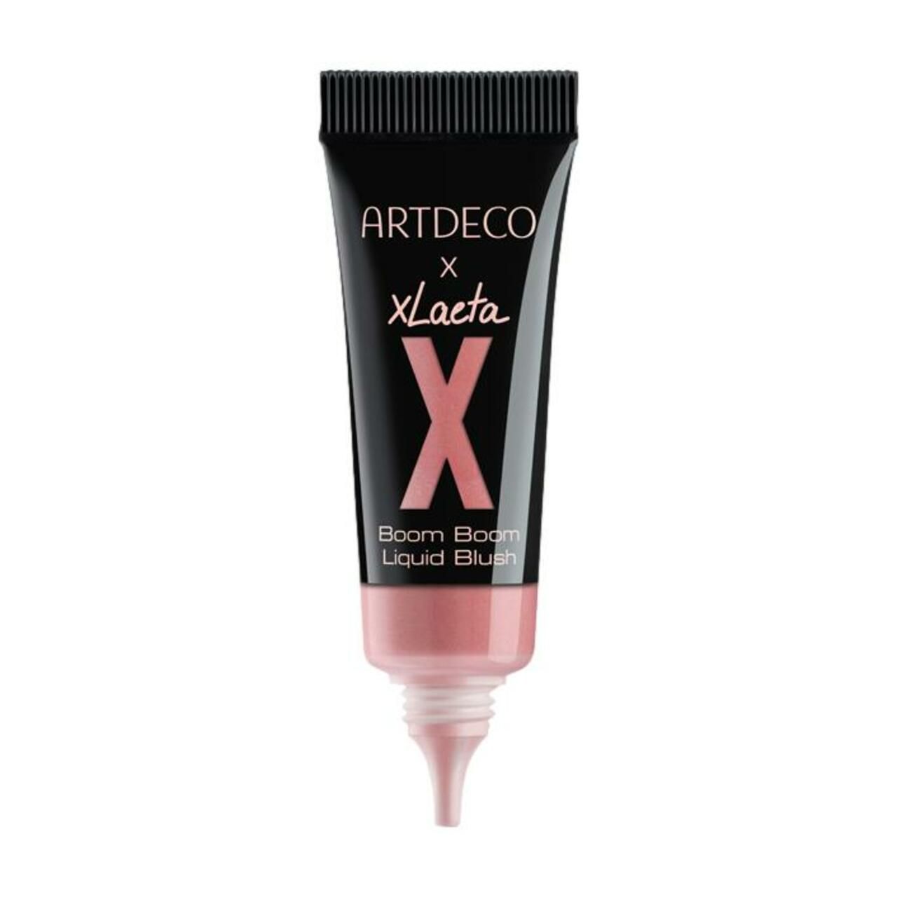 Schwarze Tube mit rosafarbenem Inhalt. Aufschrift: ARTDECO x Xlacta, X, Boom Boom Liquid Blush. Spitze.