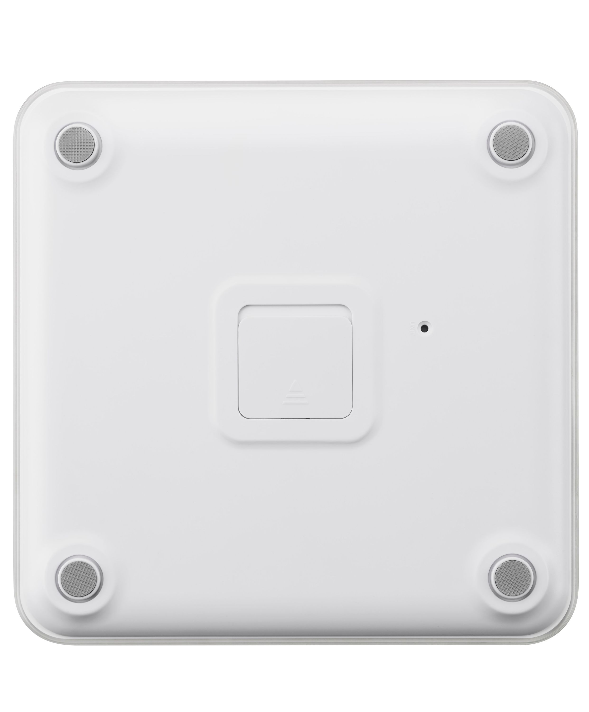 Onderkant van een witte lichaamsanalyseweegschaal. Vier antislipvoeten en een batterijvak.