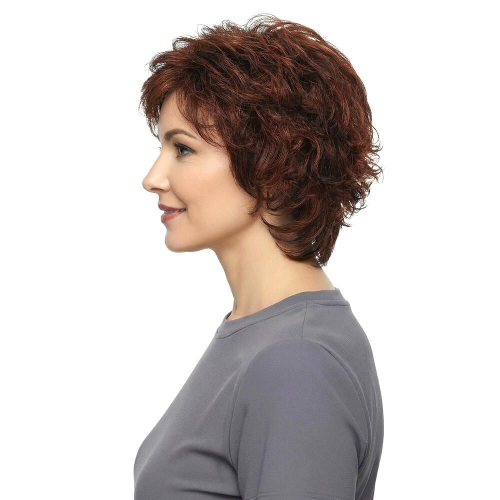 Kurzhaarperücke in Rotbraun. Frau mit grauen Shirt, Seitenansicht. Natürlicher Look.