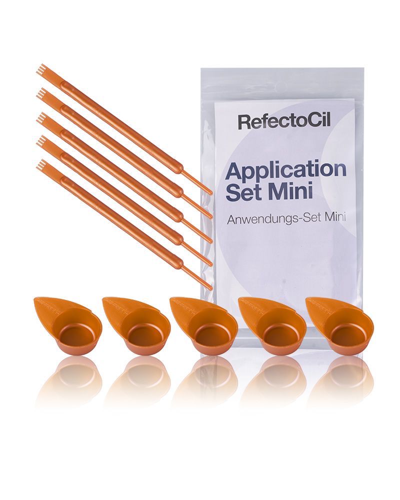 RefectoCil Anwendungs-Set Mini. Fünf Applikatorstäbe und Schalen. Verpackung mit Produktnamen.
