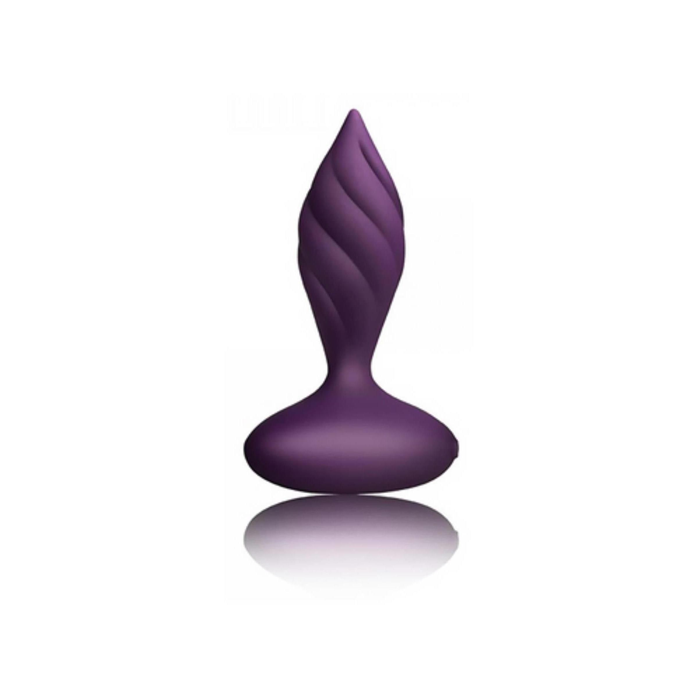 Lila Butt Plug mit spiralförmiger Struktur. Produkt mit breiter Basis. Reflexion auf weißem Hintergrund.