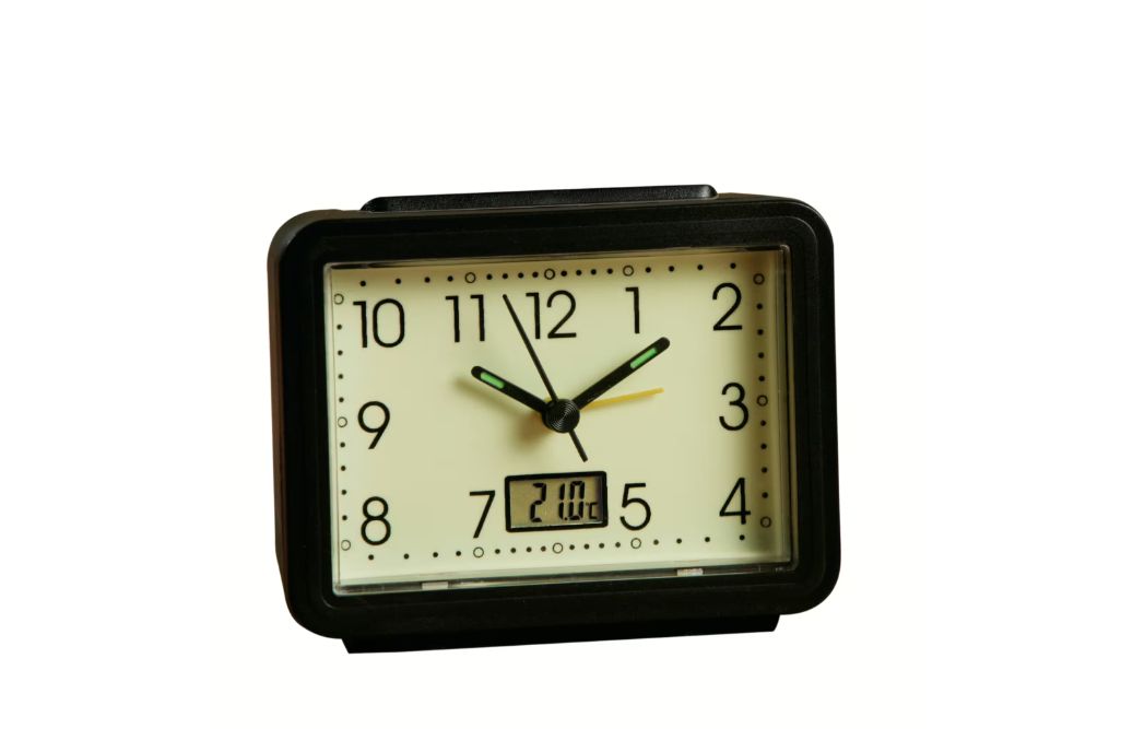 Rechteckiger Wecker mit schwarzem Rahmen und cremefarbenem Zifferblatt. Schwarze Zeiger, digitale Anzeige. Ziffern von 1 bis 12.