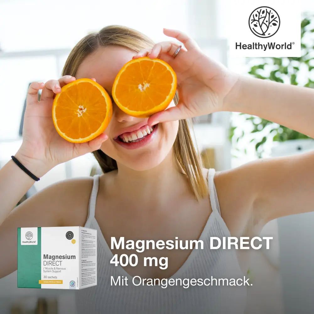 Frau hält zwei Orangenhälften vor den Augen. Unten: HealthyWorld Magnesium DIRECT 400 mg, 30 Sachets. Mit Orangengeschmack.