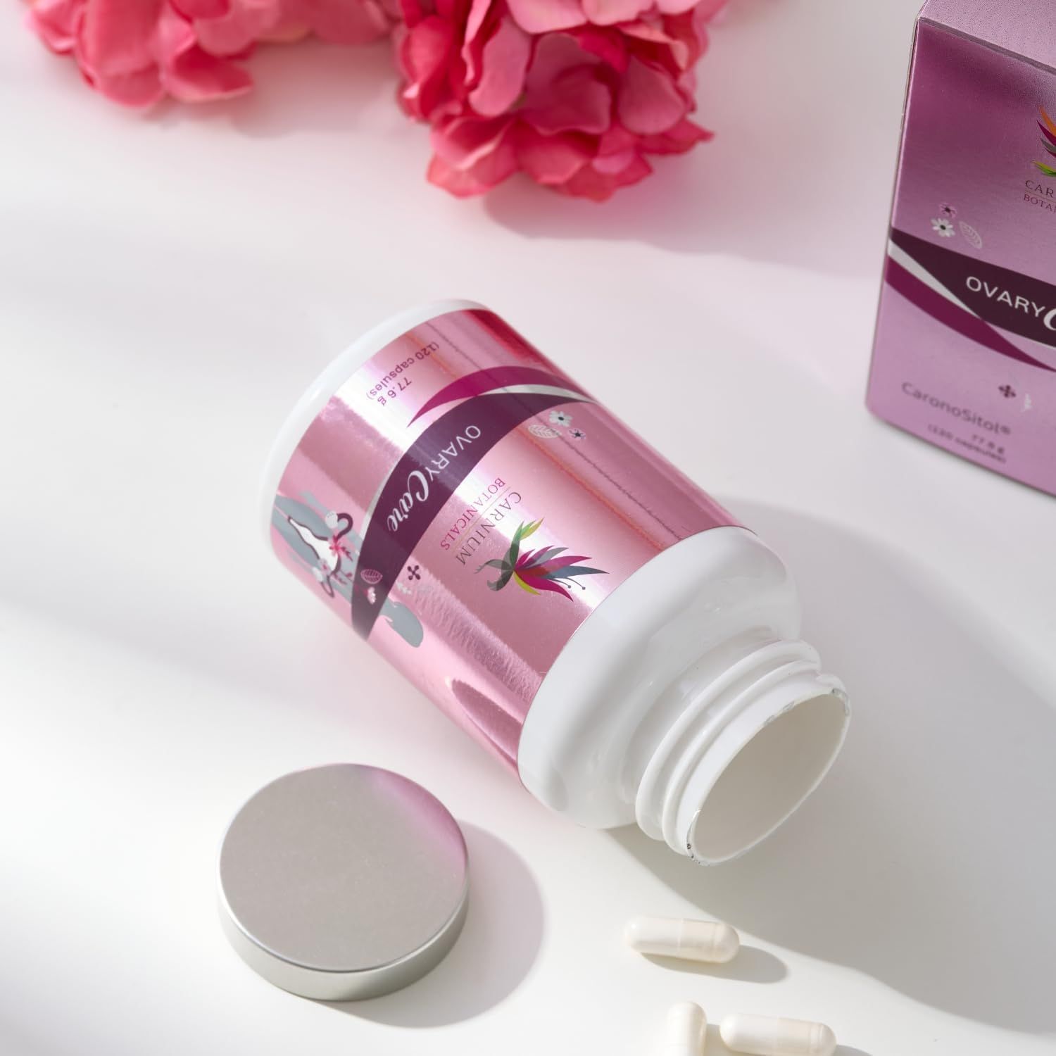 Flasche Ovary Care Kapseln von Carnium Botanicals, liegend mit Kapseln.