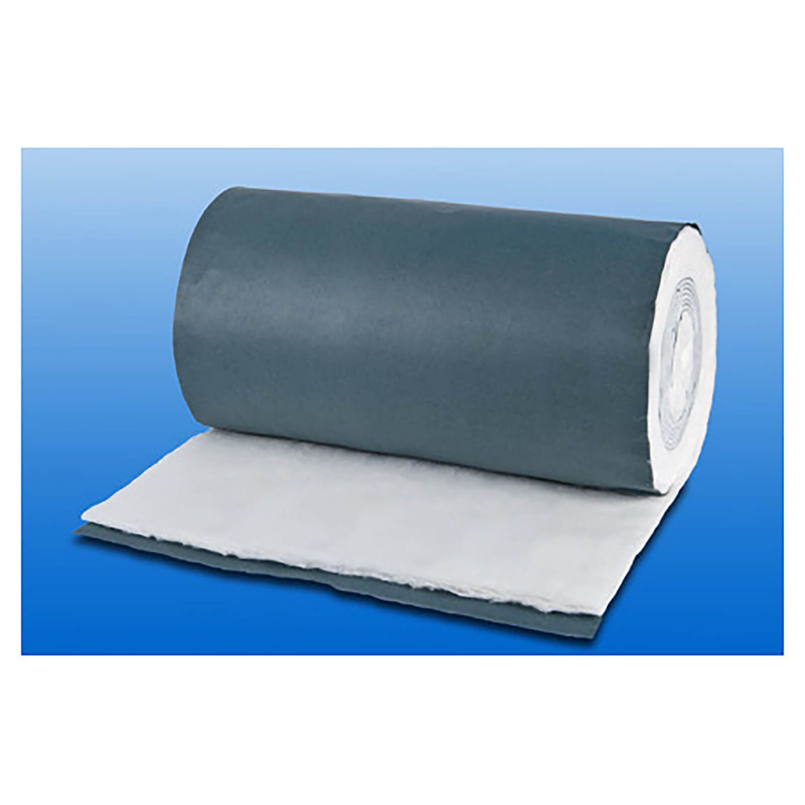 Gerollte Verbandwatte, teilweise entfaltet. Graue Außenhülle, weiße Watte sichtbar. Auf blauem Hintergrund.