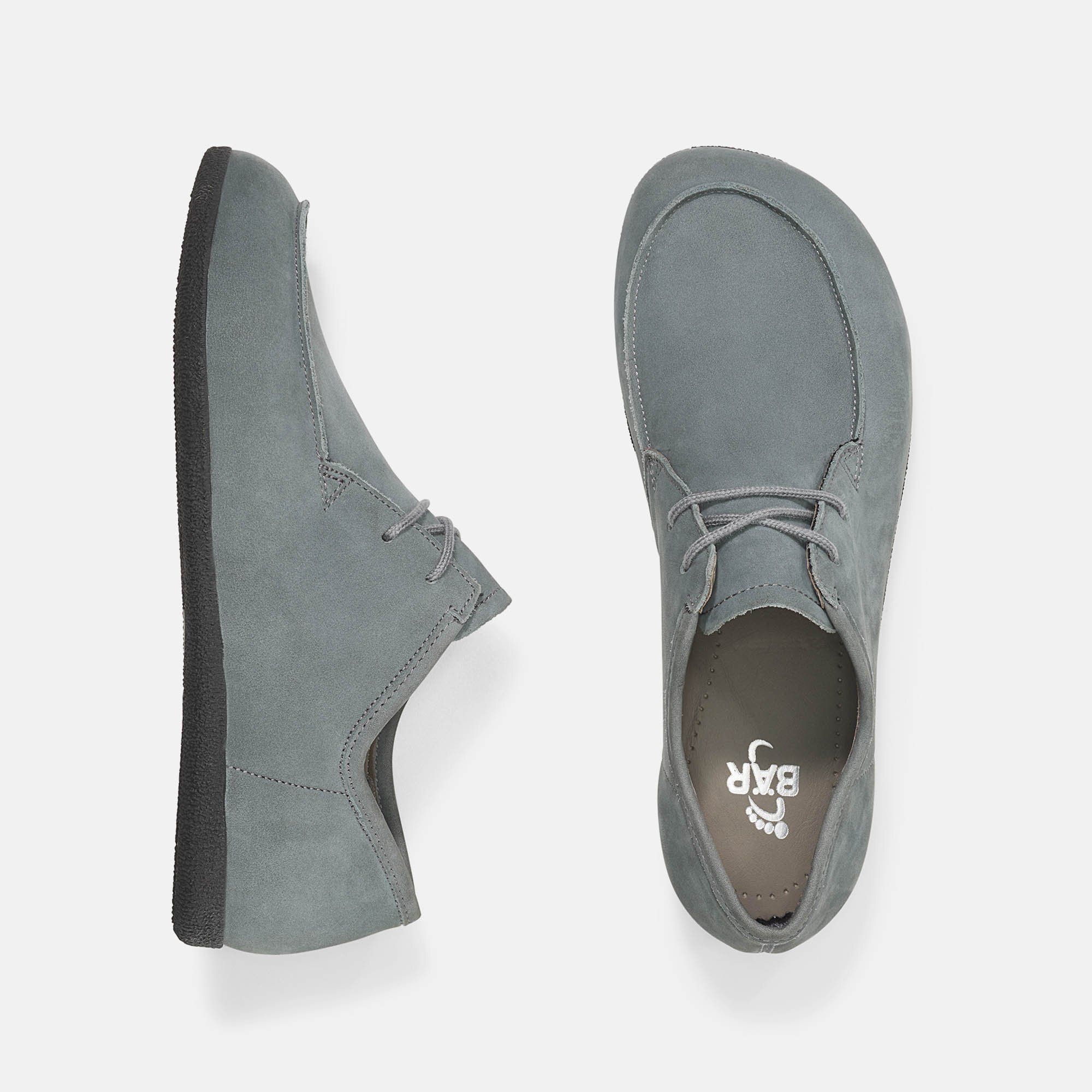 Zwei graue Schuhe von oben. Flache Sohle, runde Spitze. Hellgraue Schnürsenkel. BÄR Logo auf Sohle.