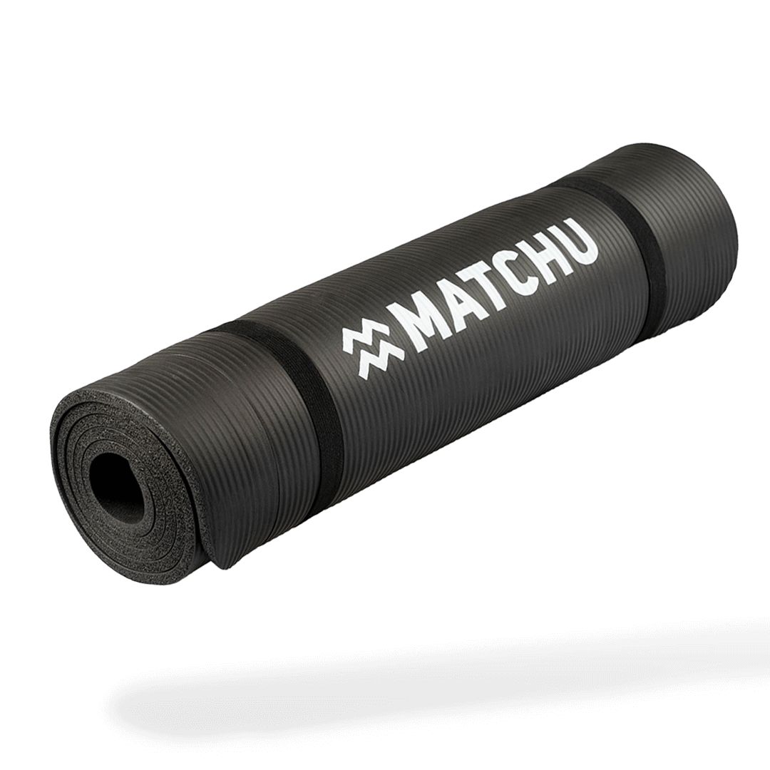 Gerollte schwarze Yogamatte mit weißem "MATCHU"-Logo. Zwei schwarze Bänder halten die Matte zusammen. Geriffelte Oberfläche.