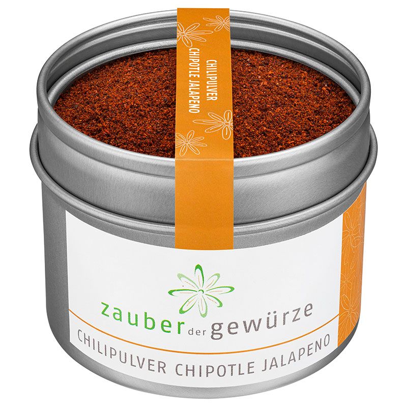 Runddose mit Chilipulver. Aufschrift: Zauber der Gewürze, Chilipulver Chipotle Jalapeno. Orangefarbener Aufkleber mit Produktnamen.