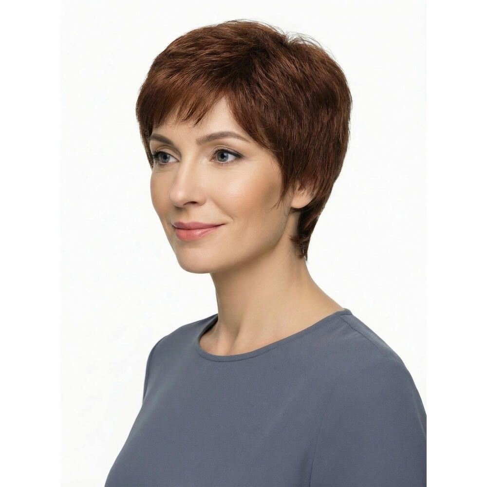 Kurzhaarperücke in Rotbraun. Die Perücke bedeckt den Kopf und hat einen Pony. Die Trägerin trägt ein blaues Oberteil.