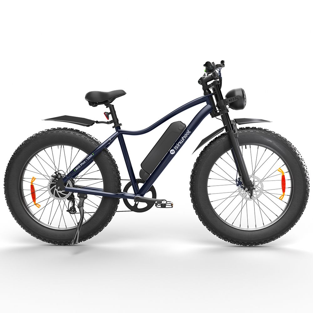 Blaues E-Bike mit breiten Reifen, Schutzblechen und Scheinwerfer. Akku am Rahmen. Auf weißem Hintergrund.