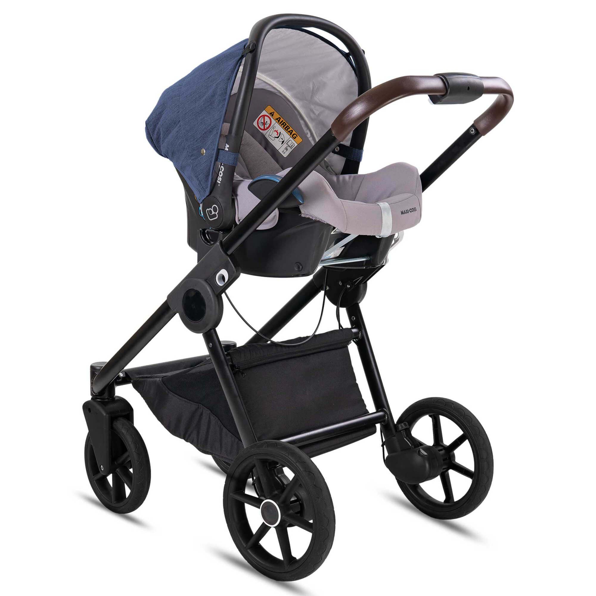 Blauer Kombikinderwagen mit Luftreifen. Seitenansicht mit Babyschale. Schwarzes Gestell, brauner Griff, schwarze Räder.