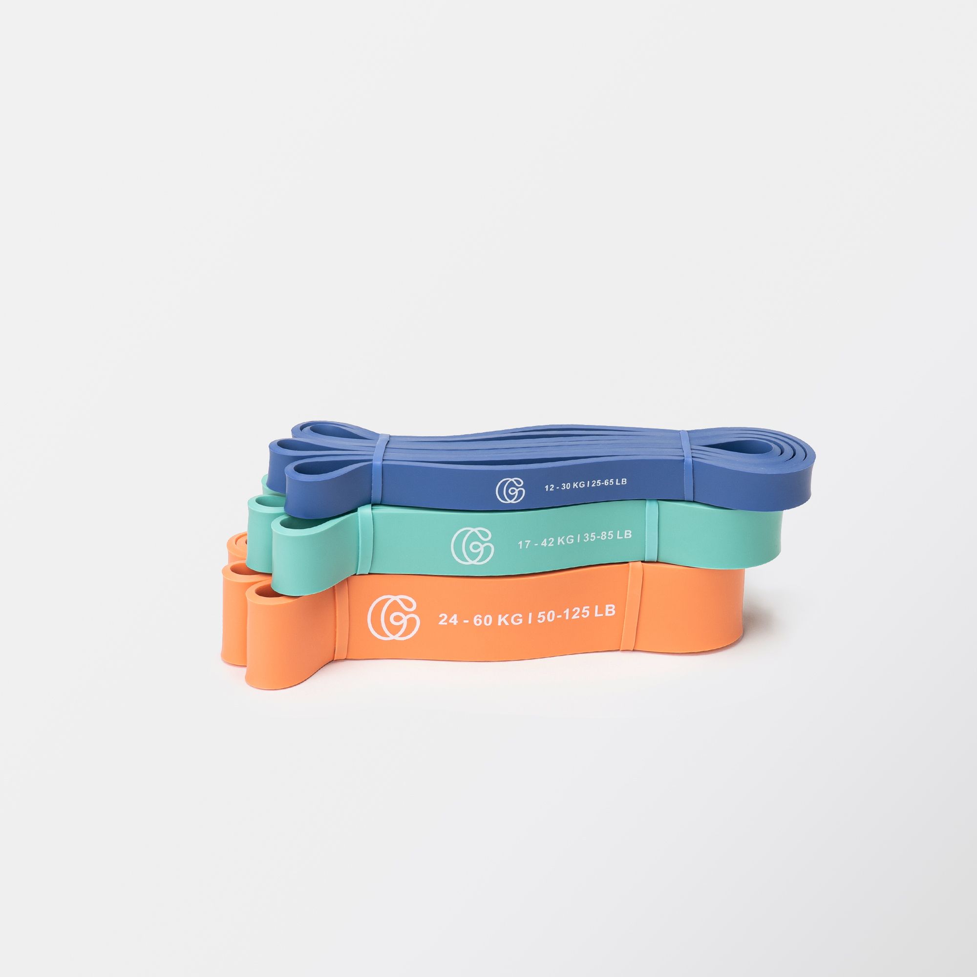 Drei Fitnessbänder in Blau, Grün und Orange. Aufgedruckte Angaben zu Widerstand und Logo.