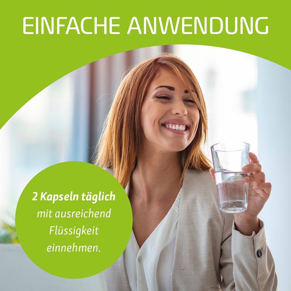 Frau mit Glas Wasser. Text: 2 Kapseln täglich mit ausreichend Flüssigkeit einnehmen.