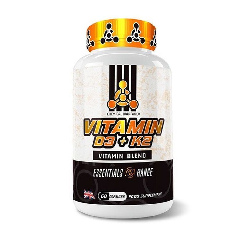 Weißes Pillenbehälter mit gelbem Deckel. Aufschrift: Chemical Warfare, Vitamin D3 + K2, 60 Kapseln.