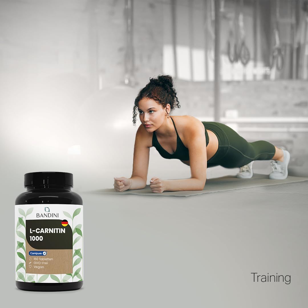 Schwarze Flasche Bandini L-Carnitin 1000 Tabletten. Frau in Sportkleidung macht Plank-Übung. Hintergrund: Fitnessstudio.