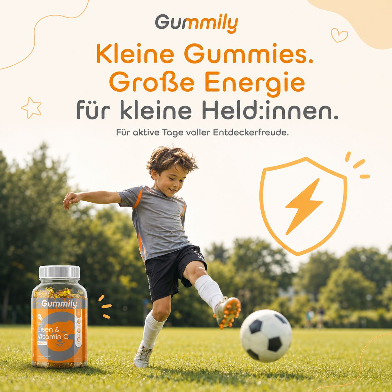 Kind spielt Fußball mit Gummily Eisen & Vitamin C Gummibärchen.