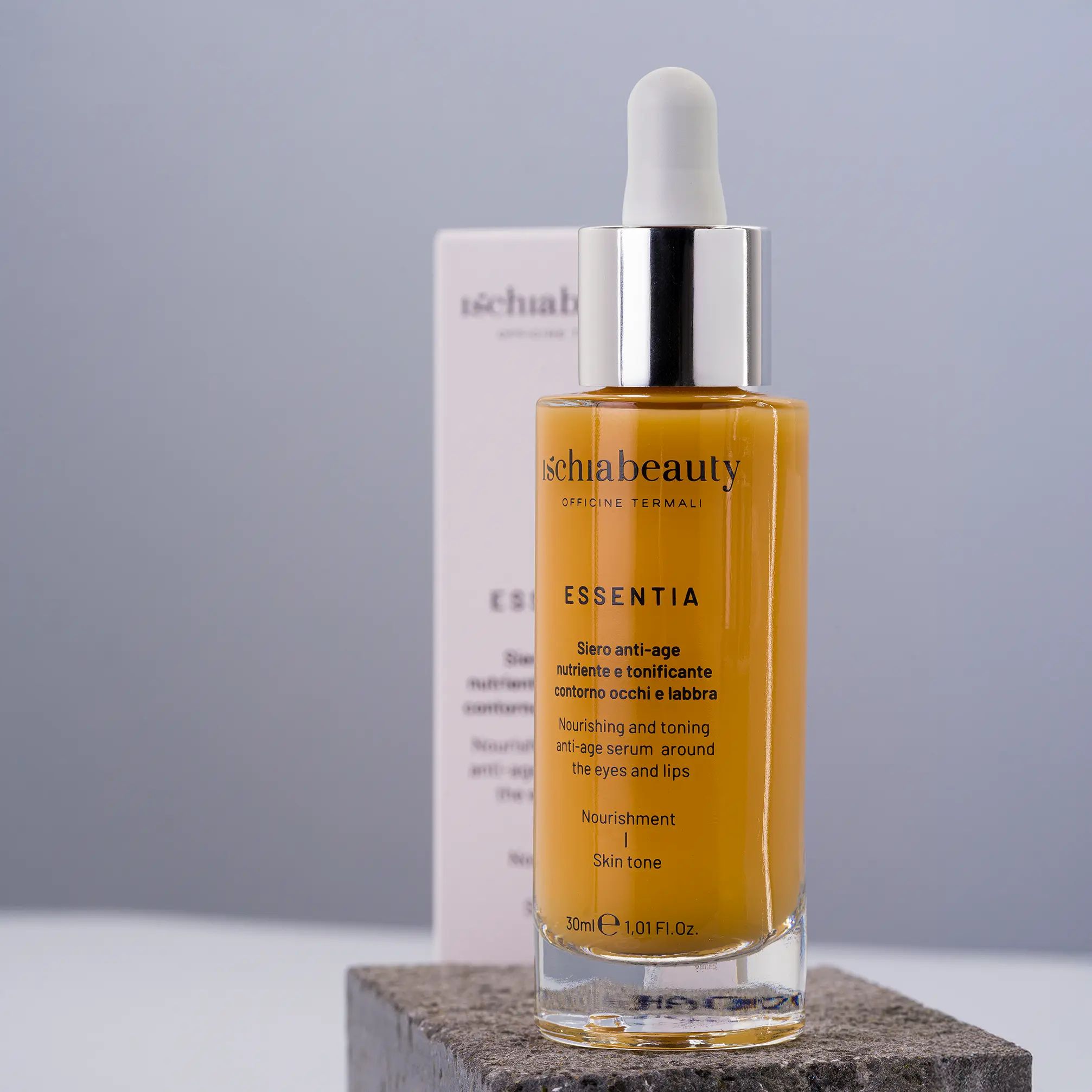 Serumflasche und Verpackung. Aufschrift: Ischiabeauty, Essentia, Siero anti-age. Flasche mit Pipette.
