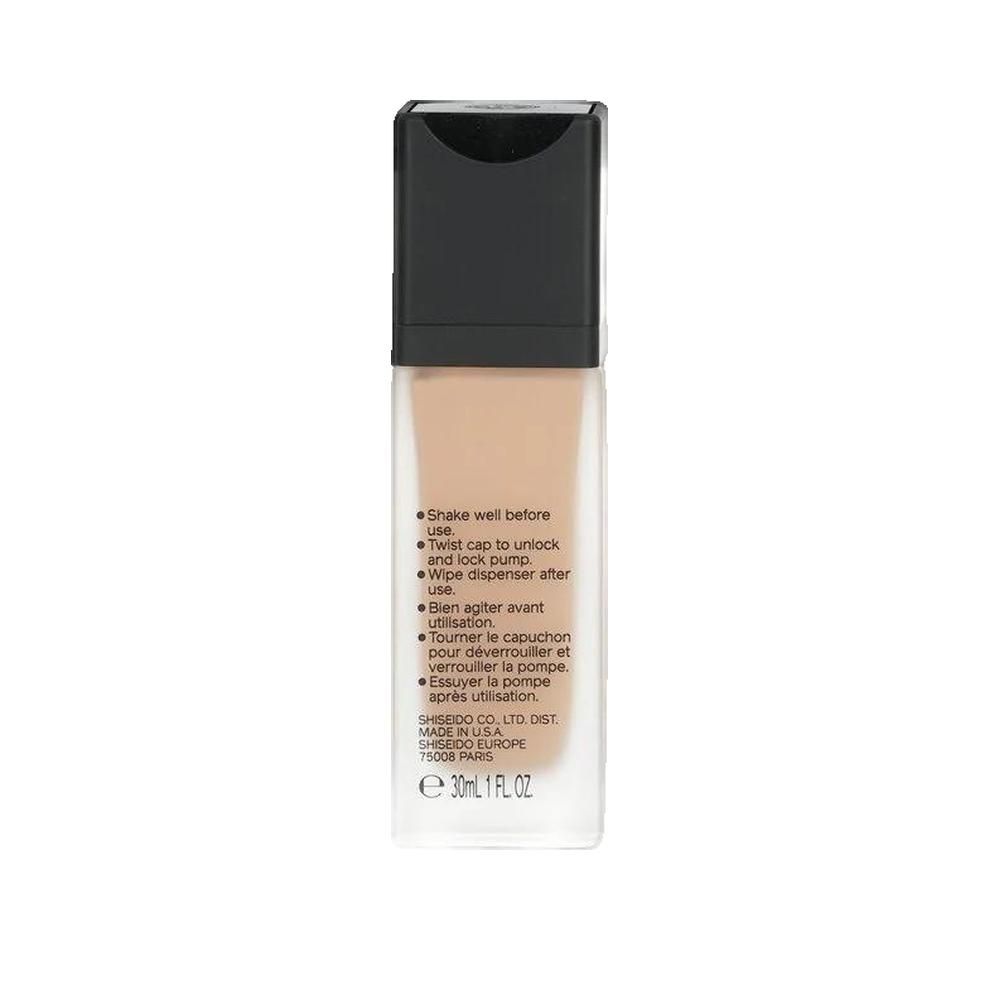 Rückseite einer Foundation-Flasche. Text: Gebrauchsanweisung, Shiseido, 30ml 1 FL OZ.