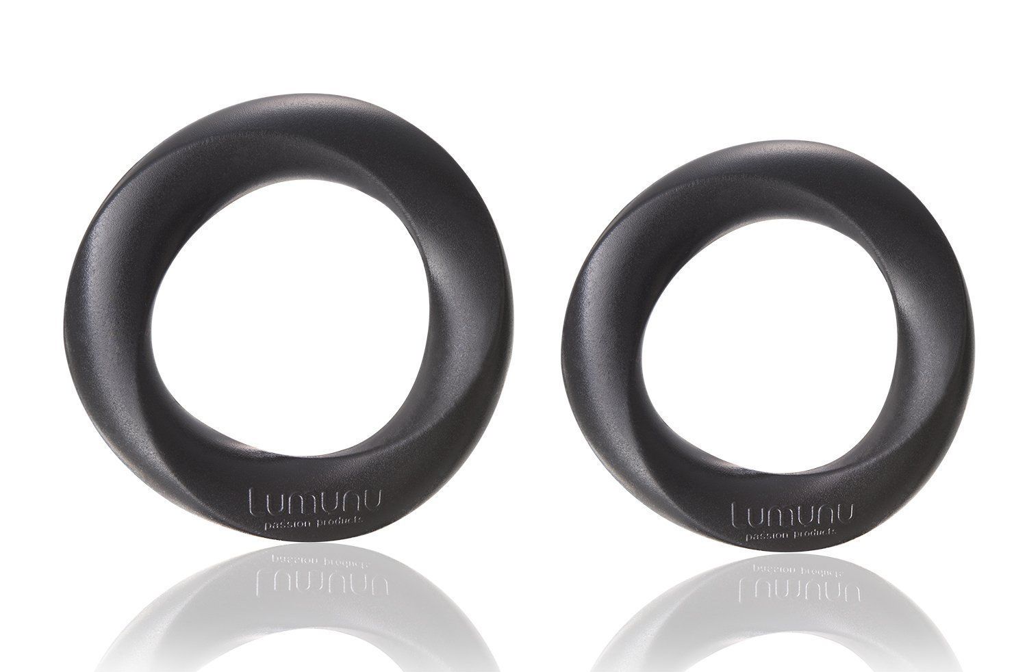 Zwei schwarze Penisringe mit der Aufschrift "Lumunu".