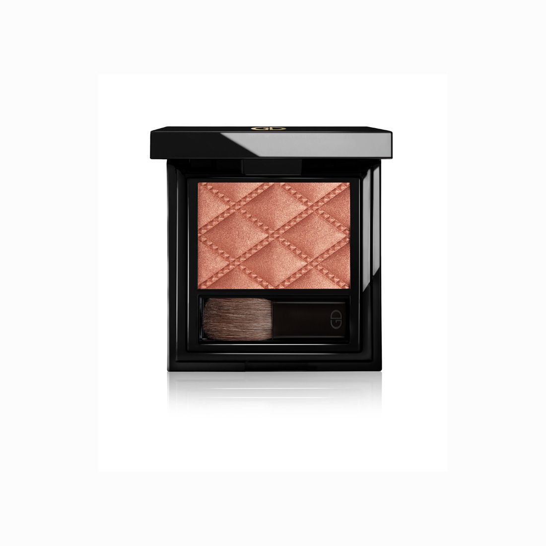 Ga-De Idyllic Soft Satin Blush. Kompakte, quadratische Form mit rosafarbenem Rouge und Pinsel. Schwarze Verpackung.