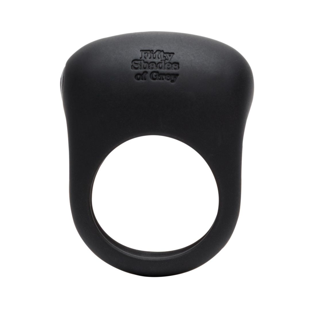 Schwarzer Vibrationsring mit dem Aufdruck "Fifty Shades of Grey". Ringförmig mit erhabenem Teil.