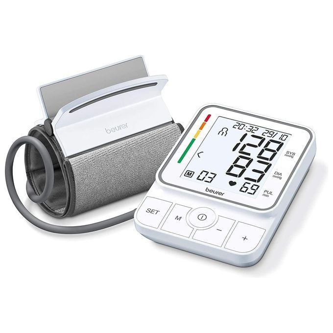 Blutdruckmessgerät mit Manschette und Display. Display zeigt Messwerte und Datum. Marke: Beurer.